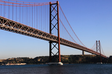 Fototapeta na wymiar Мост 25 апреля в Лиссабоне