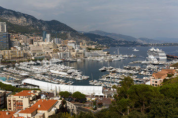 Obraz premium La Condamine et Port Hercule de Monaco vus du Rocher de Monaco