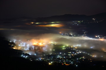 湯布院の未明朝霧（大分県由布市湯布院）