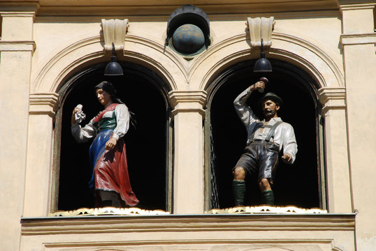 Tracht Graz Glockenspiel Glockenspielhaus  Top 10 Europa Steiermark Austria &Ouml;sterreich Europa Sehensw&uuml;rdigkeit  Wahrzeichen Tourismus Uhr Giebel Tracht Glocken Glockenspielplatz 4 8010 Hahn goldener 