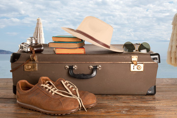seyahat hazırlığı eski valiz ve eşyalar © izzetugutmen
