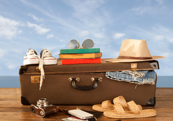 seyahat hazırlığı eski valiz ve eşyalar © izzetugutmen