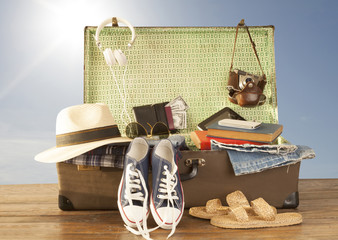 seyahat hazırlığı eski valiz ve eşyalar © izzetugutmen