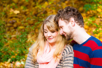 Fototapeta premium Lovers couple in autumn park on bench
