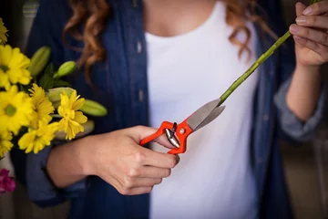 Photo sur Aluminium Fleuriste Fleuriste préparant un bouquet de fleurs