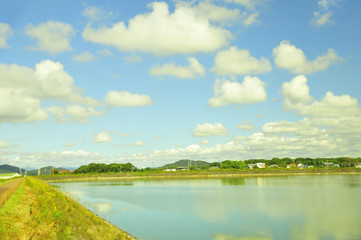 Fototapeta na wymiar 兵庫県稲美町・青い空、水面に映る