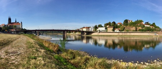 Fototapeta na wymiar Panorama mit Brücke am Elbufer in Meißen