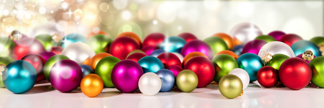 panorama mit vielen bunten christbaumkugeln
