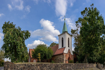 Denkmalgeschützte historische Dorfkirche in Berlin-Weißensee