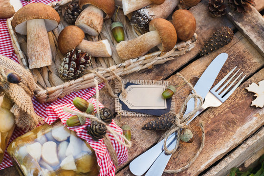 Raw white mushrooms, pine cones and decorative tag