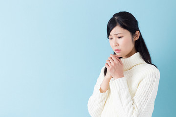 若い女性　冬服
