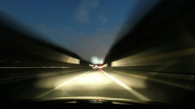 Zeitraffer Autobahnfahrt in der Nacht 