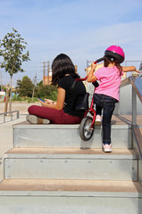 Ni&ntilde;a y adolescente entretenidas