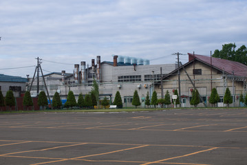 駐車場と工場