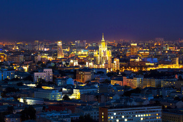 Obraz premium Widok na miasto z wysokiego budynku