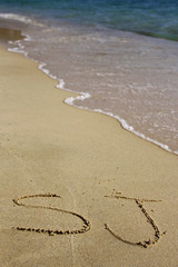 Fototapeta na wymiar Dos letras, s y j, escritas en la orilla del mar