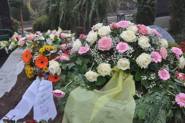 Ein frisches Grab auf dem Friedhof, nach der Beerdigung