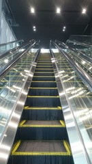 Fototapeta premium 高層ビルのエスカレーター