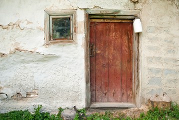 Fototapeta na wymiar Rustic wooden barn door with white milk can