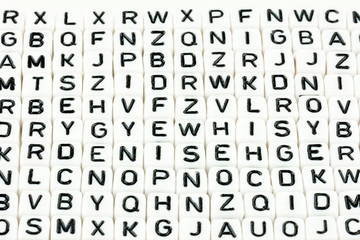 Würfel mit Buchstaben vor weißem Hintergrund