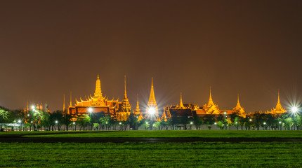 Naklejka premium bangkok grand palace and the temple of the Emerald Buddha at night
