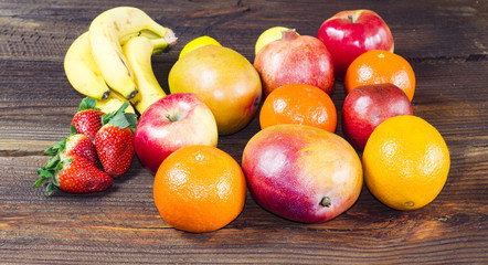 Owoce na drewnianym tle