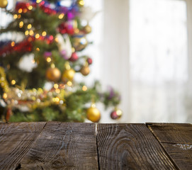 Drewniany,rustykalny stół,w tle ozdobiona ,świąteczna choinka