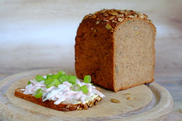 Vollkornbrot mit Fleischsalat