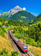 Naklejka premium Pociąg Intercity wspina się na kolej Gotthard - Szwajcarię