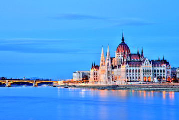 Obraz premium Parlament w Budapeszcie o zmierzchu, Węgry