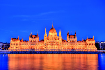 Fototapeta premium Budapest Parliament at Dusk, Hungary
