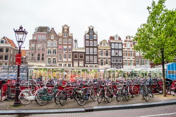 Zelfklevend Fotobehang Fietsen op straat in Amsterdam, Nederland © andrii_lutsyk