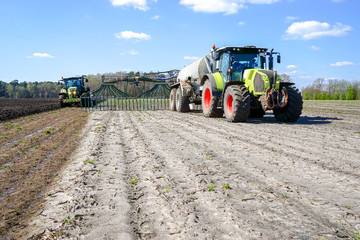 Düngung - Bodennahe Gülleausbringung  mit sofortiger Einarbeitung © Countrypixel