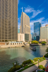 Fototapeta na wymiar Chicago's beautiful Riverwalk along the Chicago River