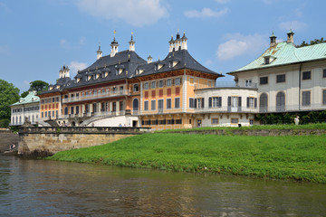 Fototapeta na wymiar Schloss Pillnitz an der Elbe bei Dresden