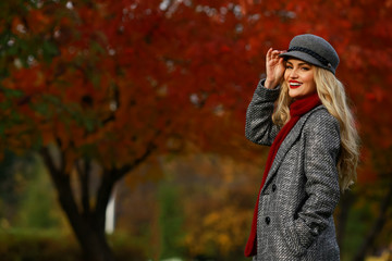 Fototapeta na wymiar beautiful woman smiling in autumn park