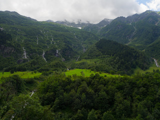 Fototapeta na wymiar Paisaje alpino con cascadas, en Suiza, verano de 2016 OLYMPUS DIGITAL CAMERA