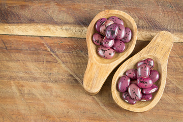 Pinto beans on wooden spoon. (Phaseolus vulgaris)