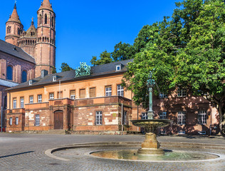 Der Schlossplatz unmittelbar neben dem Dom in Worms mit seinen barocken Gebäuden und dem eleganten Brunnen im Zentrum des Platzes, Deutschland