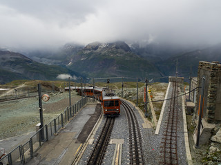 El tren cremallera eléctrico al aire libre más alto de europa desde Zermat a Gornergrat en Suiza,...