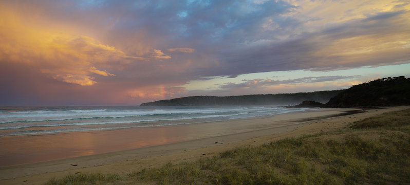 Abenddämmerung nach Regentag am Pambula Beach in New South Wales, Australien