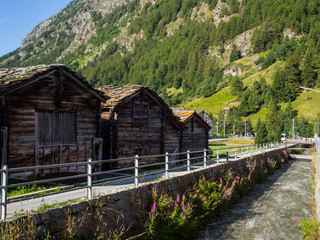 Casas de madera en Täsch , Suiza en el verano de 2016 OLYMPUS DIGITAL CAMERA