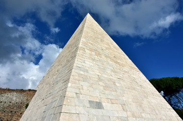 Fototapeta na wymiar Pyramid of Cestius in the historic center of Rome