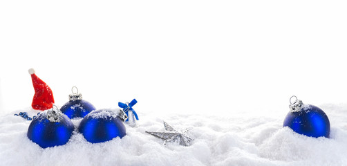 Blaue Weihnachtskugeln, Weihnachtsmütze, Glöckchen und Stern im Schnee, Panorama
