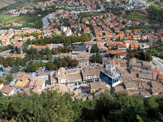 Fototapeta na wymiar Funivia a San Marino vista dall'alto