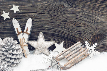 Wintersportartikel Miniaturen im Schnee
