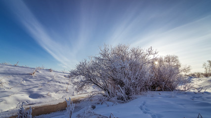зимняя панорама заснеженного леса с замерзшим ручьем, Россия, Урал © 7ynp100