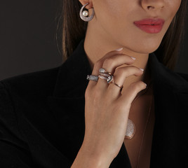 Obraz premium Pink gold jewelry on human model