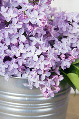 Naklejka premium lilac flowers on white wooden background