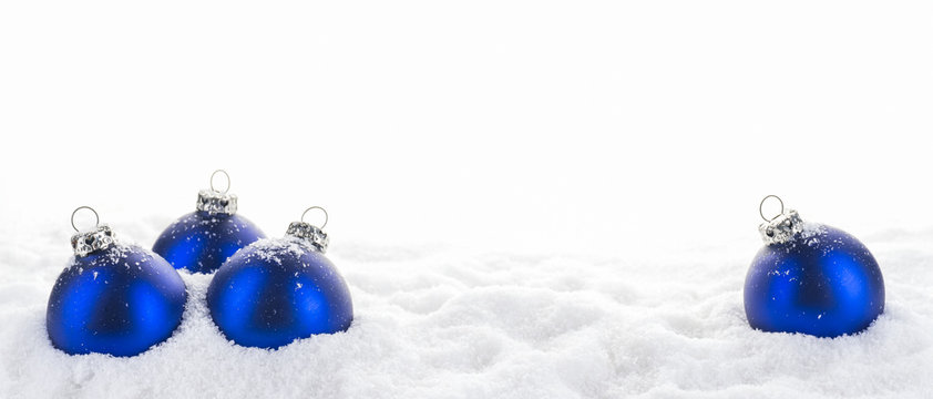 Blaue Weihnachtskugeln im Schnee, Panorama